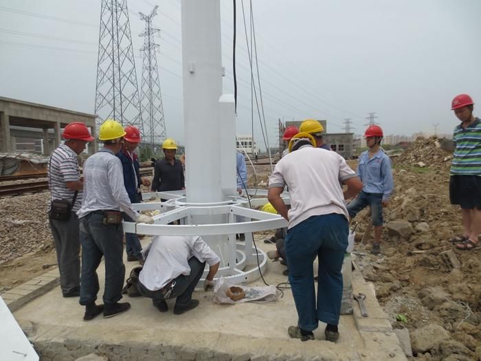 揚(yáng)州瑞沃建設(shè)公司項目部高桿燈指導(dǎo)安裝